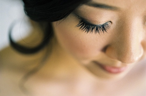 Tuyệt chiêu gắn mi giả đẹp tự nhiên, nhanh gọn, đúng chuẩn 2 Tuyệt chiêu gắn mi giả đẹp tự nhiên, nhanh gọn, đúng chuẩn 1