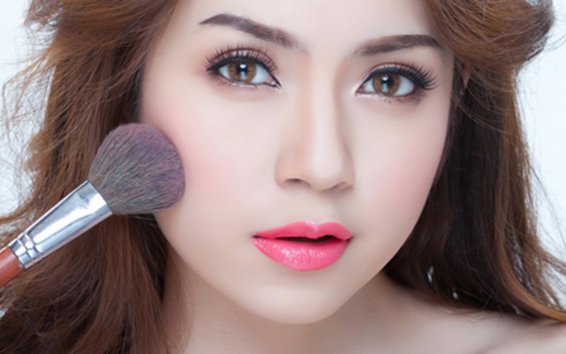 Hạn chế trang điểm tác động tới vùng mắt trước khi bấm mí1