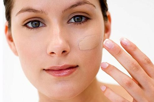 Bôi kem nền lên mặt và tán đều