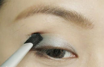 Trang điểm màu đậm cho đôi mắt sẽ tạo điểm nhấn và độ sâu